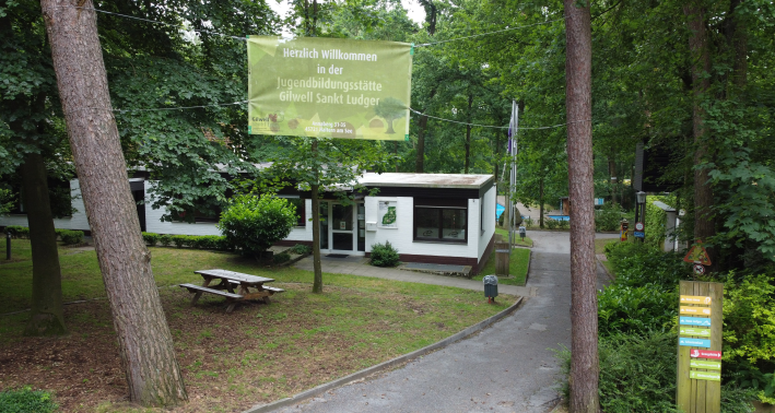 Vereinshaus in einer Park-/Waldanlage