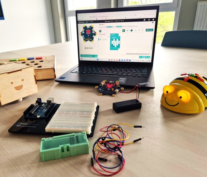 InfoSphere-Team Laptop mit Lernrobotern und Mikrocontrollern