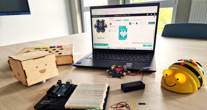 Laptop mit Lernrobotern und Mikrocontrollern