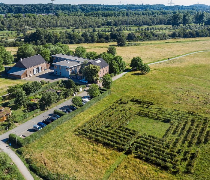 Foto eines landwirtschaftlichen Hof mit Feldern aus der Vogelperspektive