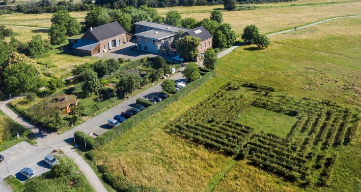 Foto eines landwirtschaftlichen Hof mit Feldern aus der Vogelperspektive