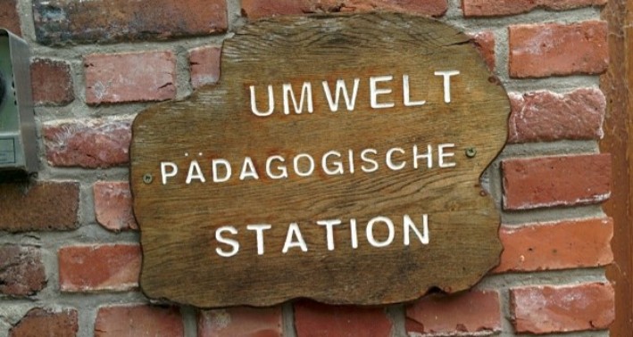 Hauswand mit Tafeln und Auszeichnungen