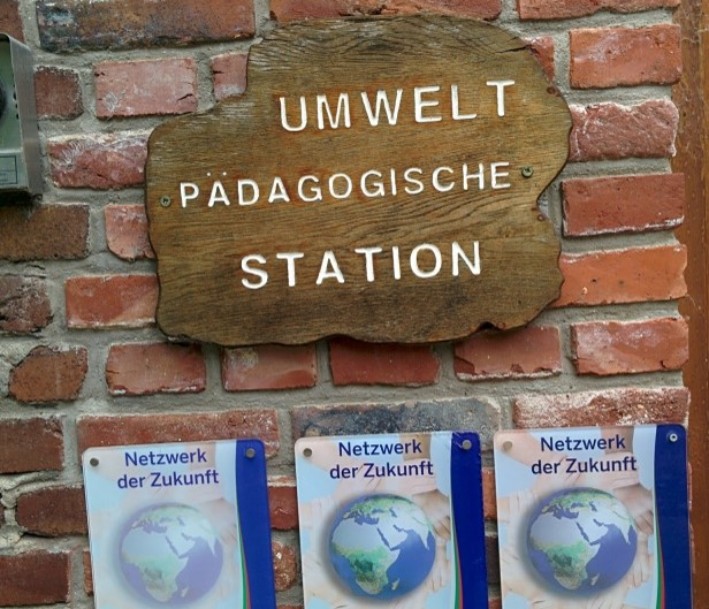 Hauswand mit Tafeln und Auszeichnungen