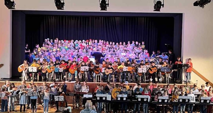 Zu sehen ist ein Auftritt der Musikschule