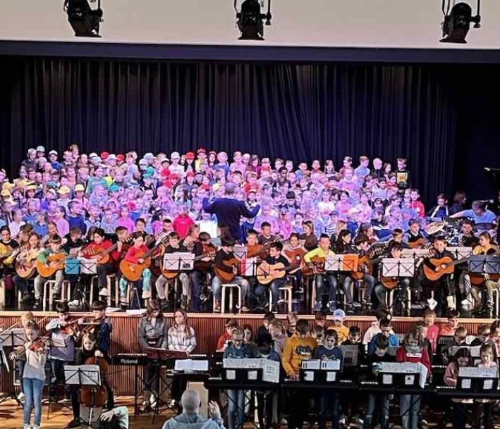 Zu sehen ist ein Auftritt der Musikschule