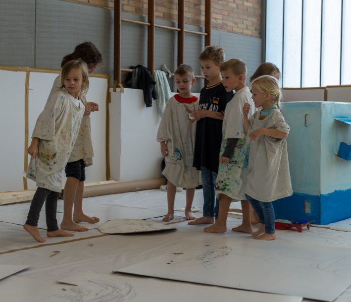 Kinder beim Kulissenmalen im großen Atelier
