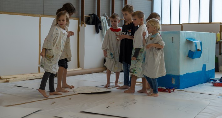 Kinder beim Kulissenmalen im großen Atelier