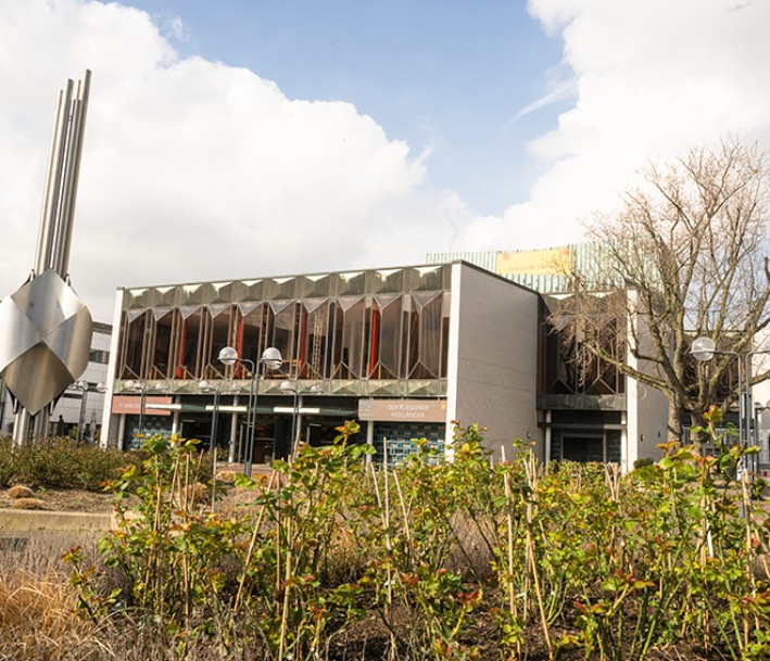 EIn Bild des Theaters In Krefeld. EIn moderner Bau mit großer Glasfront.