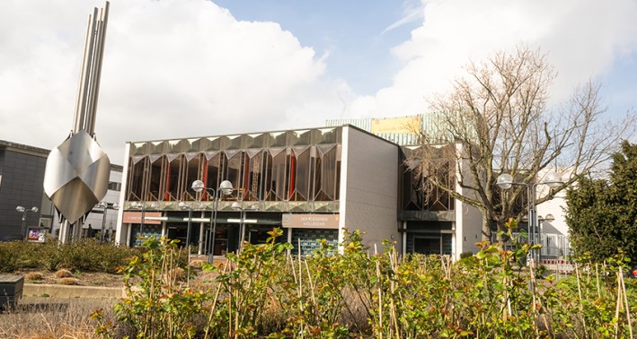 EIn Bild des Theaters In Krefeld. EIn moderner Bau mit großer Glasfront.