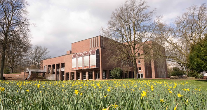 Ein Bild des Theaters in Mönchengladbach. Ein moderner Bau in Backsteinoptik