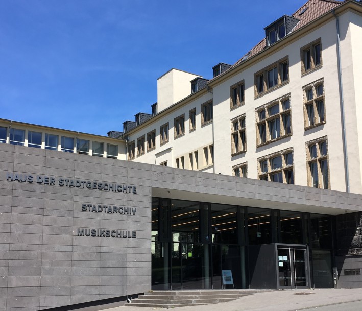 EIn moderner dunkler Bau mit der Aufschrift 