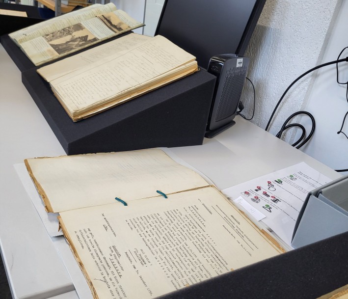 Tisch auf dem historische Dokumente liegen