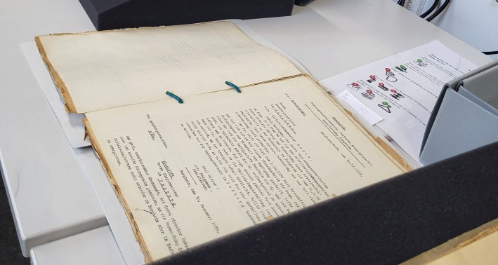 Tisch auf dem historische Dokumente liegen