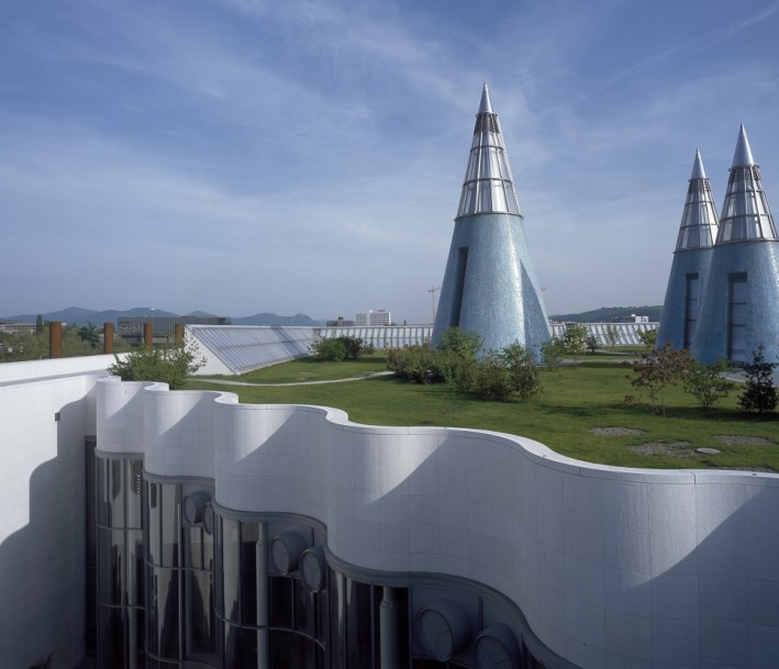 Das Dach der Bundeskunsthalle mit dem Garten und drei Türmen