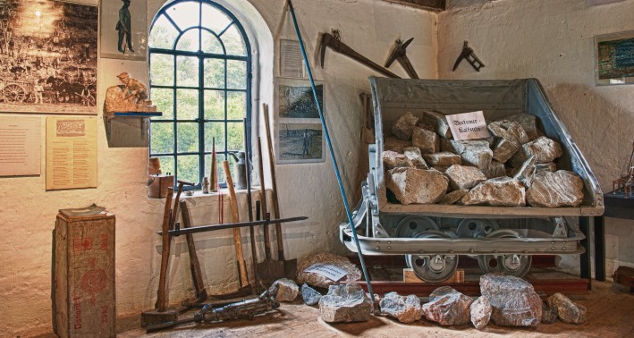 Innenraum mit Steinen im Zementmuseum in Köttingsmühle