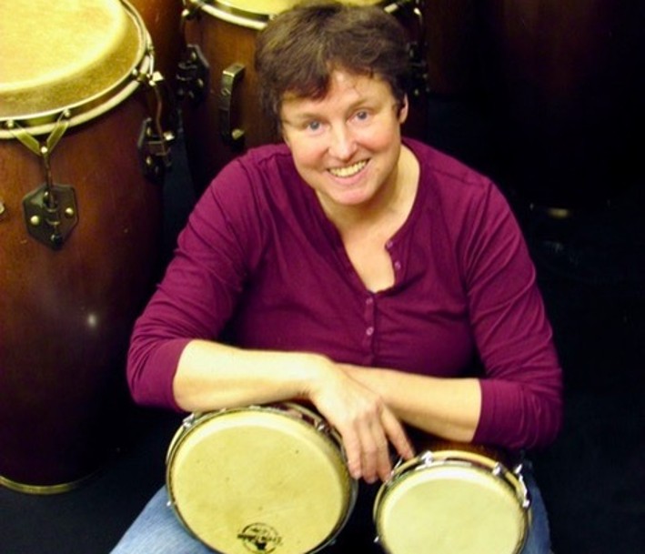 Foto: Gabriele Leyendecker Gabriele Leyendecker mit Bongos und Congas