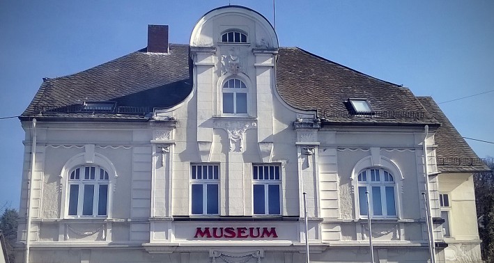 Das Museum der Stadt Lennestadt im 'Alten Amtshaus' in Grevenbrück. EIn weißer Altbau mit dem roten Schriftzug: »Museum«