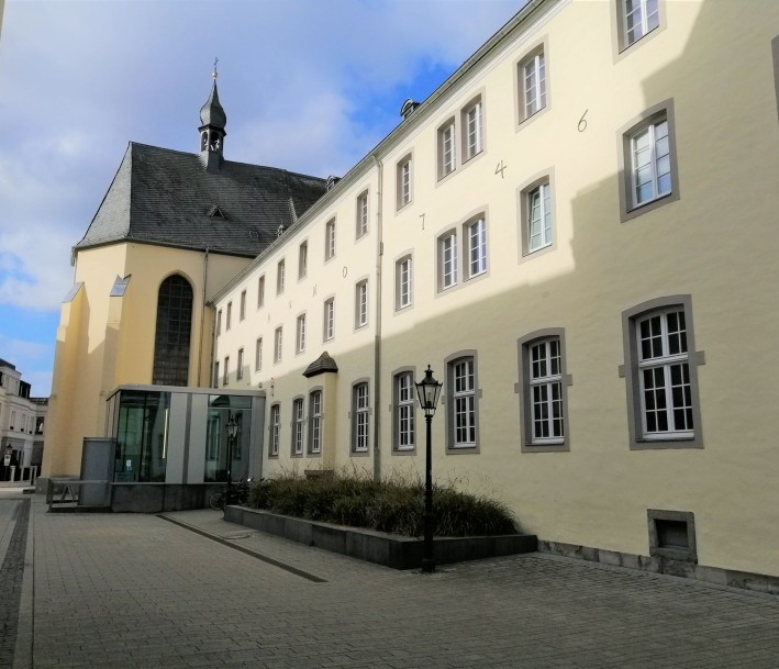 Foto: Stadtbibliothek Kempen Ansicht Franziskanerkloster mit modernem Glaseingang