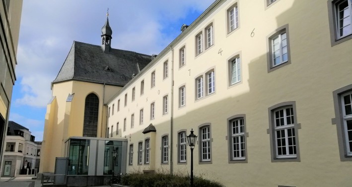Ansicht Franziskanerkloster mit modernem Glaseingang