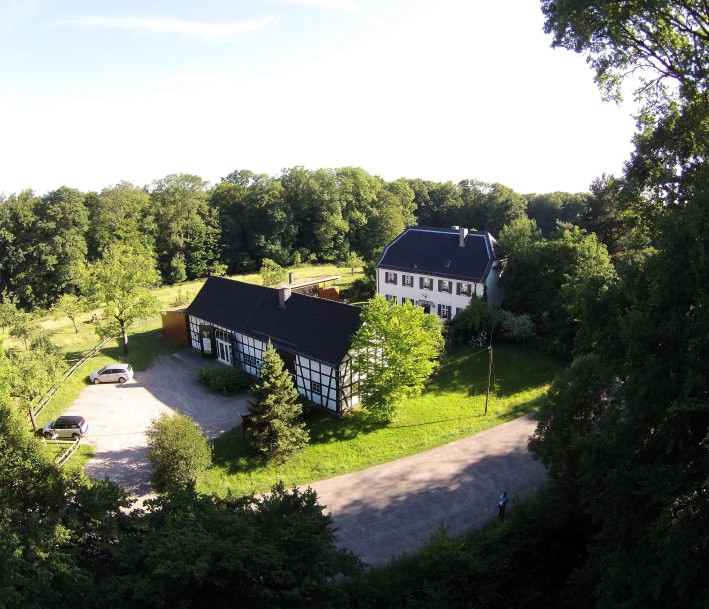Foto: Tobias Pini/Wald und Holz NRW Waldinformationszentrum Steinhaus umgeben von Wiesen und Bäumen