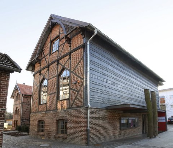 Haupteingang des Museums Wiedenbrücker Schule, einem Backsteinbau 