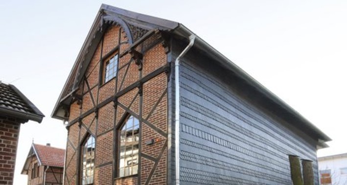 Haupteingang des Museums Wiedenbrücker Schule, einem Backsteinbau 