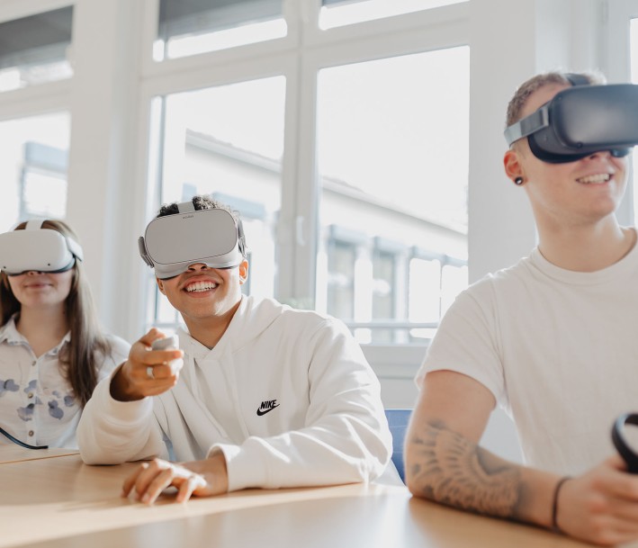 Schüler:innen mit VR-Brillen