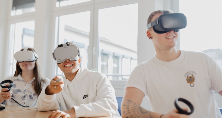 Schüler*innen mit VR-Brillen