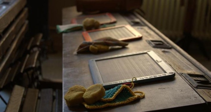 Historisches Schulpult mit Utensilien