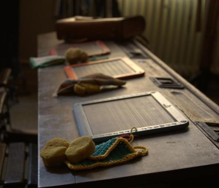 Historisches Schulpult mit Utensilien