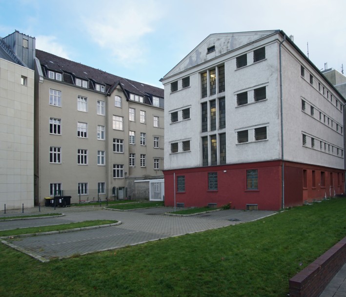 Foto: Stadtarchiv Dortmund; Fotograf: Arnd Lülfing Außenansicht der Mahn- und Gedenkstätte. Ein alter Gefägnisbau in Weiß und Rot.
