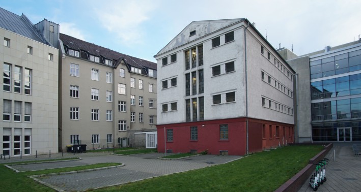 Außenansicht der Mahn- und Gedenkstätte. Ein alter Gefägnisbau in Weiß und Rot.