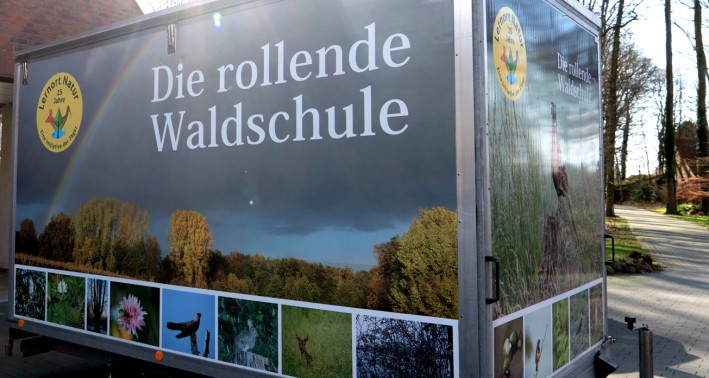 Das Bild zeigt einen Anhänger der Rollenden Waldschulen