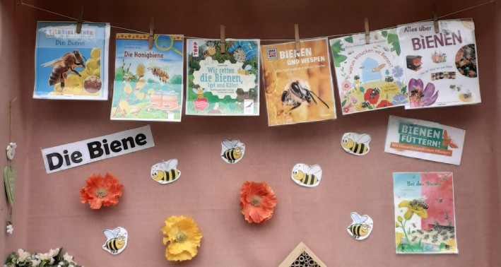 Ausstellungsfläche der Bücherei Nordborchen mit dem Motto 'lesen, leute treffen, spielen'