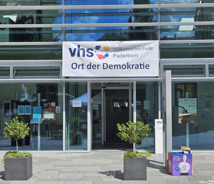 Foto: vhspaderborn Gladgebäude mit Banner oberhalb der Eingangstür der Volkshochschule
