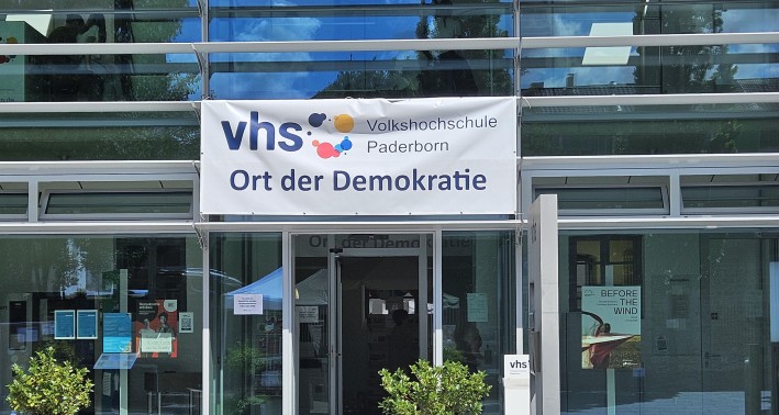 Gladgebäude mit Banner oberhalb der Eingangstür der Volkshochschule