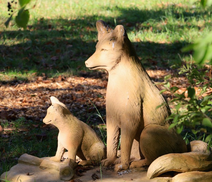Aus Holz geschnitzte Füchs als Themenstation am Megalithgrab Atteln in Lichtenau. 