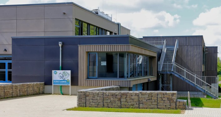 Modernes Gebäude als Teil des Klimawandelwegs Lichtenau. 