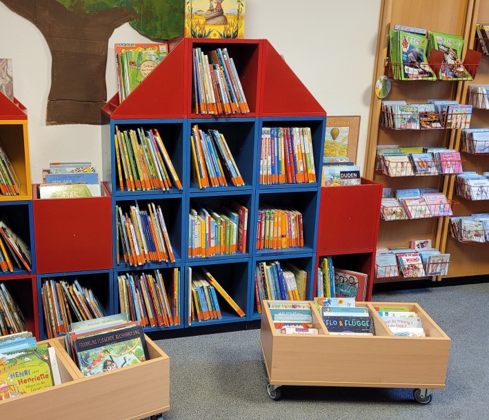 Foto: L. Dülme Kinderbereich der Bücherei mit bunten Regalen und Büchern