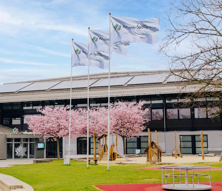 Gebäude des Sportparks mit Spielplatz und Grünfläche 