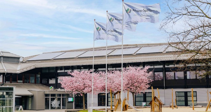 Gebäude des Sportparks mit Spielplatz und Grünfläche 