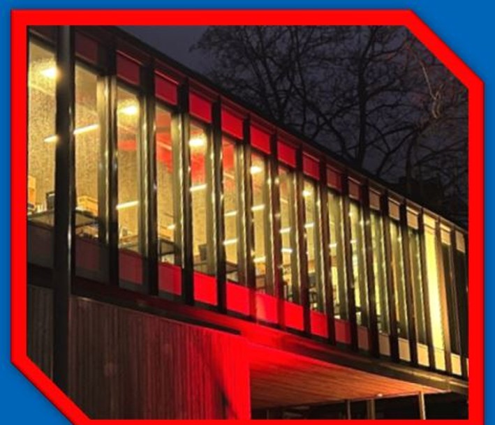 Bild der Bibliothek in der Nacht