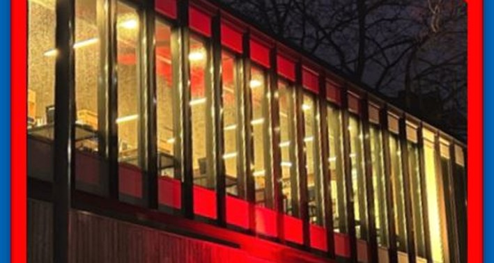 Bild der Bibliothek in der Nacht