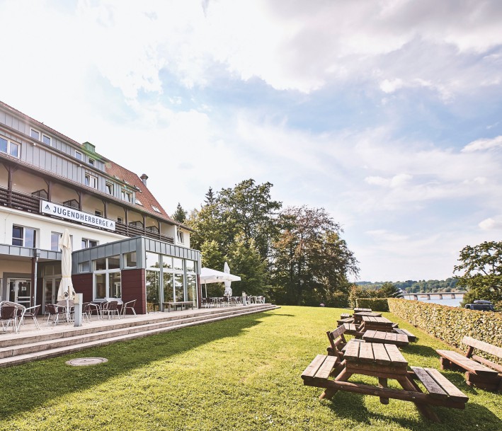 Foto: DJH WL Die Jugendherberge Möhnesee mit Sitzgelegenheiten am See