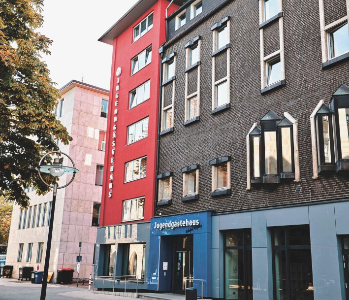 Eingang der Jugendherberge und des Jugendgästehauses Dortmund mit blau roter Fassade