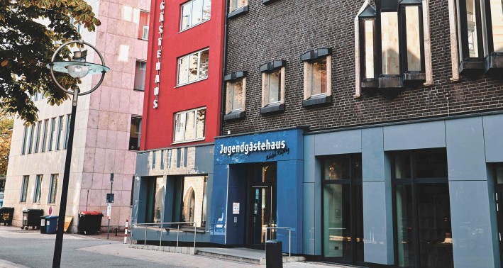 Eingang der Jugendherberge und des Jugendgästehauses Dortmund mit blau roter Fassade