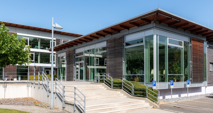 Der moderne Bau des Lernorts Fachhochschule Südwestfalen - Standort Meschede