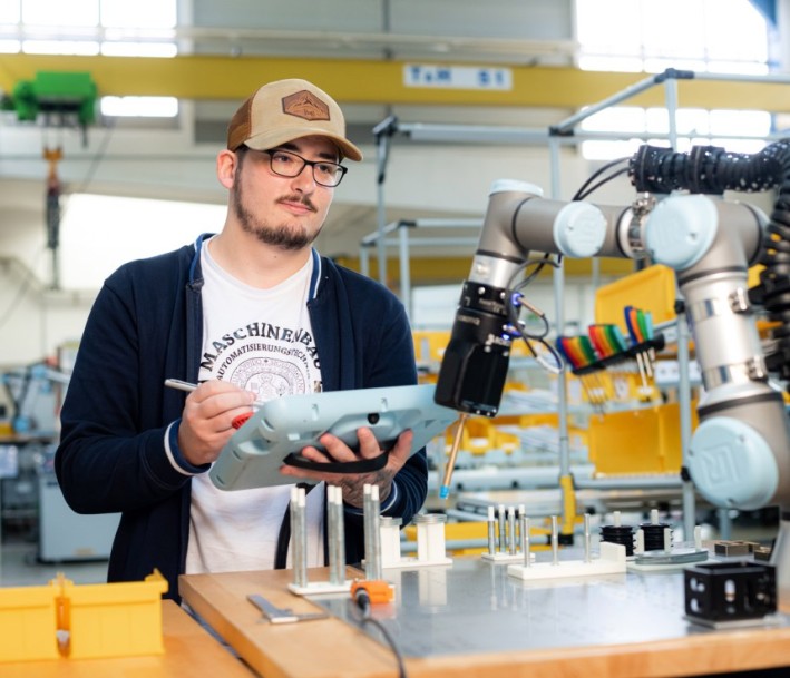 Ein Schüler im Lernort Fachhochschule Südwestfalen - Standort Soest