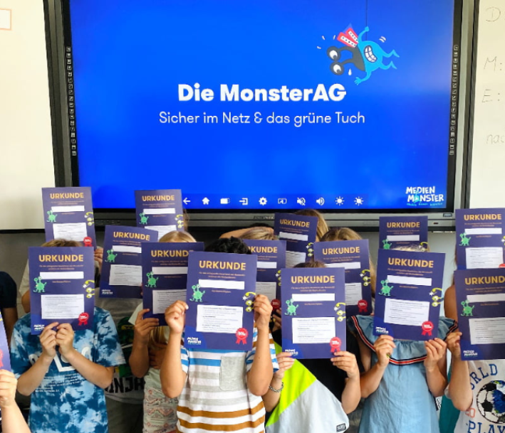 Teilnehmende Kinder der Monster-AG mit Urkunden im Lernort MedienMonster e.V.