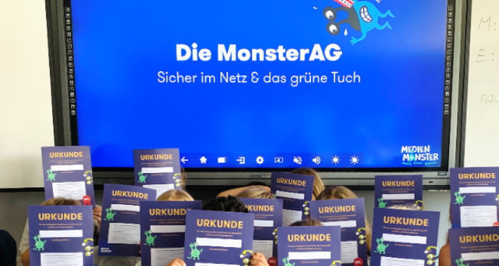 Teilnehmende Kinder der Monster-AG mit Urkunden im Lernort MedienMonster e.V.